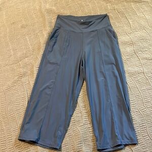 Wide leg cropped pants, size large.